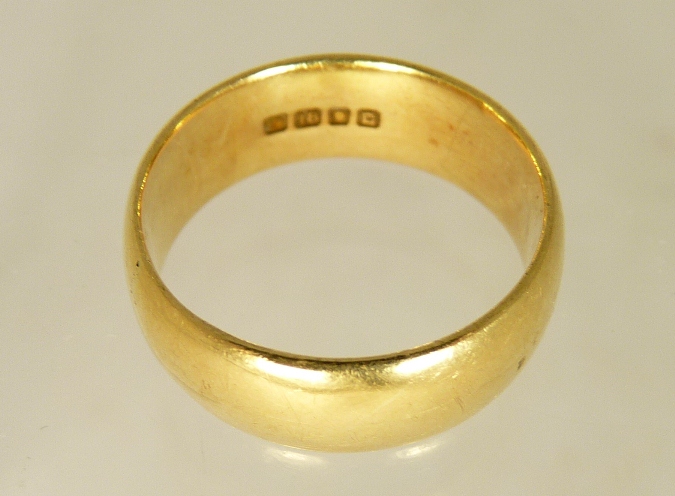 An 18ct gold wedding band size Q, 9g approx.