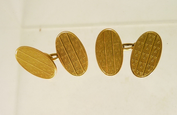 A pair of gents 18ct gold cufflinks, the oval panels with engine turned decoration. 10.9g approx.