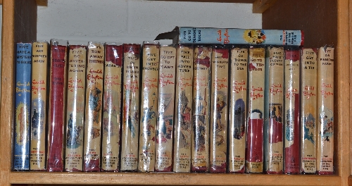 Enid Blyton Famous Five series, nineteen volumes, mixed editions including firsts, dust wrappers in