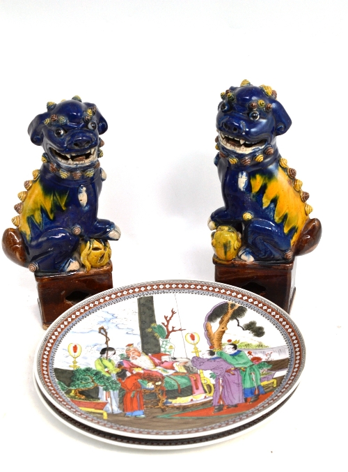 A pair of Chinese Fo dogs and two Chinese plates