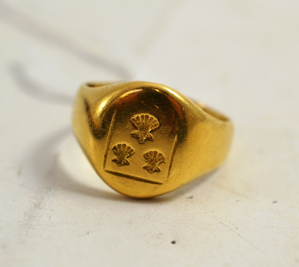 An 18ct gold signet ring with crest engraved, shank damages, hallmarks rubbed