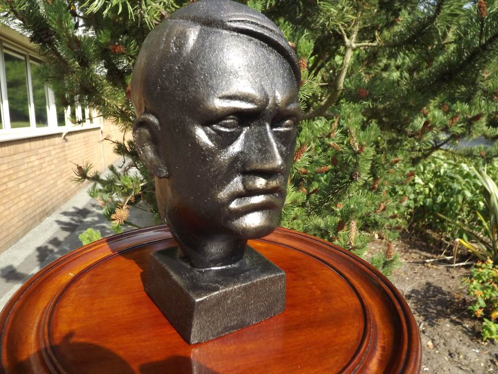 A cast iron bust of Adolf Hitler (21cm)