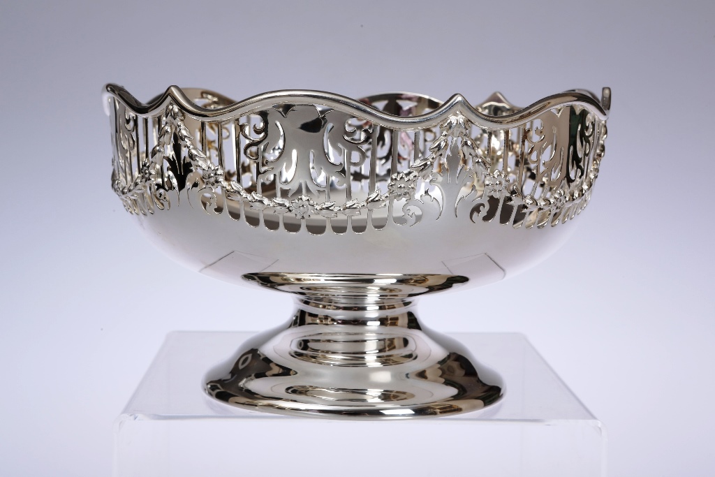 A George V pierced silver bowl, Sheffield 1919, the shaped rim above a pierced band cast with