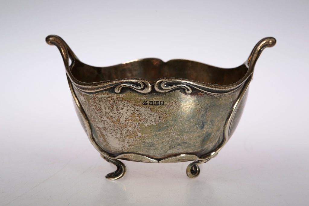 An Edwardian silver bowl, Fenton Bros, Sheffield 1907, in Art Nouveau style, cast with sinuous