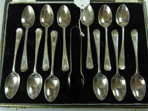 Set of Twelve Silver Teaspoons and Sugar Tongs, Sheffield 1916, cased