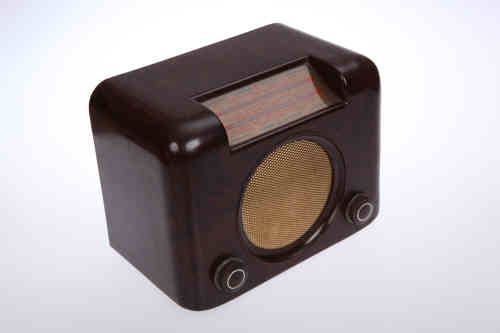 A Bush bakelite radio, type D.A.C. 90A. 23.5cm by 30cm by 18cm