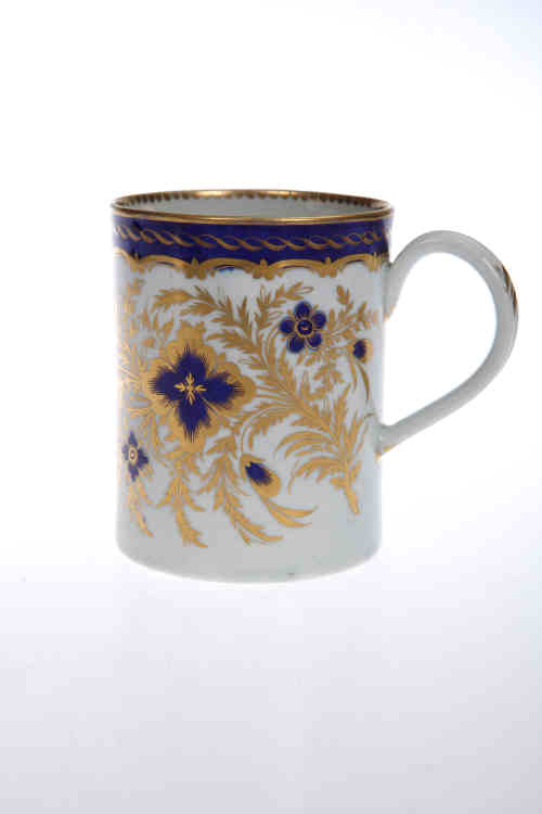 A Flight period Worcester mug, c. 1790, decorated in cobalt blue and gilt with foliage. 9cm