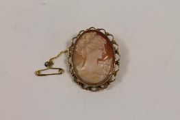 A 9ct gold mounted cameo brooch. CONDITION REPORT: Good condition.