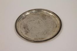 A silver card tray, Birmingham 1976, width 21 cm. CONDITION REPORT: The centre lightly engraved with