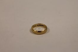 An 18ct gold wedding band, 3.5g. CONDITION REPORT: Good condition.
