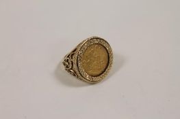 A 9ct gold 1901 half Sovereign ring.  CONDITION REPORT: Good condition.