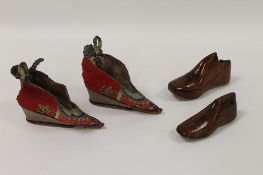 A pair of Chinese silk children's shoes, together with two wooden shoe frames. (4) CONDITION REPORT: