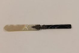 A Victorian agate and mother of pearl letter opener, length 22 cm. CONDITION REPORT: Good condition,