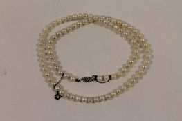 A pearl necklace with a 9ct white gold clasp. CONDITION REPORT: Good condition, with safety clasp,