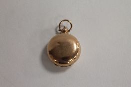 A 9ct gold Sovereign holder. CONDITION REPORT: Good condition, very tiny surface knocks to one