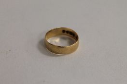 An 18ct gold wedding band, 3.1g. CONDITION REPORT: Good condition.