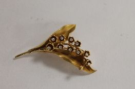 An 18ct gold ten stone diamond flower brooch. CONDITION REPORT: Good condition, indistinctly