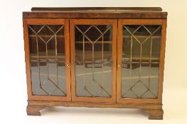 An Edwardian mahogany triple door bookcase, width 162 cm. CONDITION REPORT: Good condition.