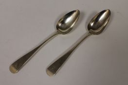 A pair of silver serving spoons, Edinburgh 1817. (2) Good condition.