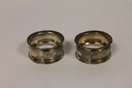 A pair of silver napkin rings, Birmingham 1934. (2) Good condition.