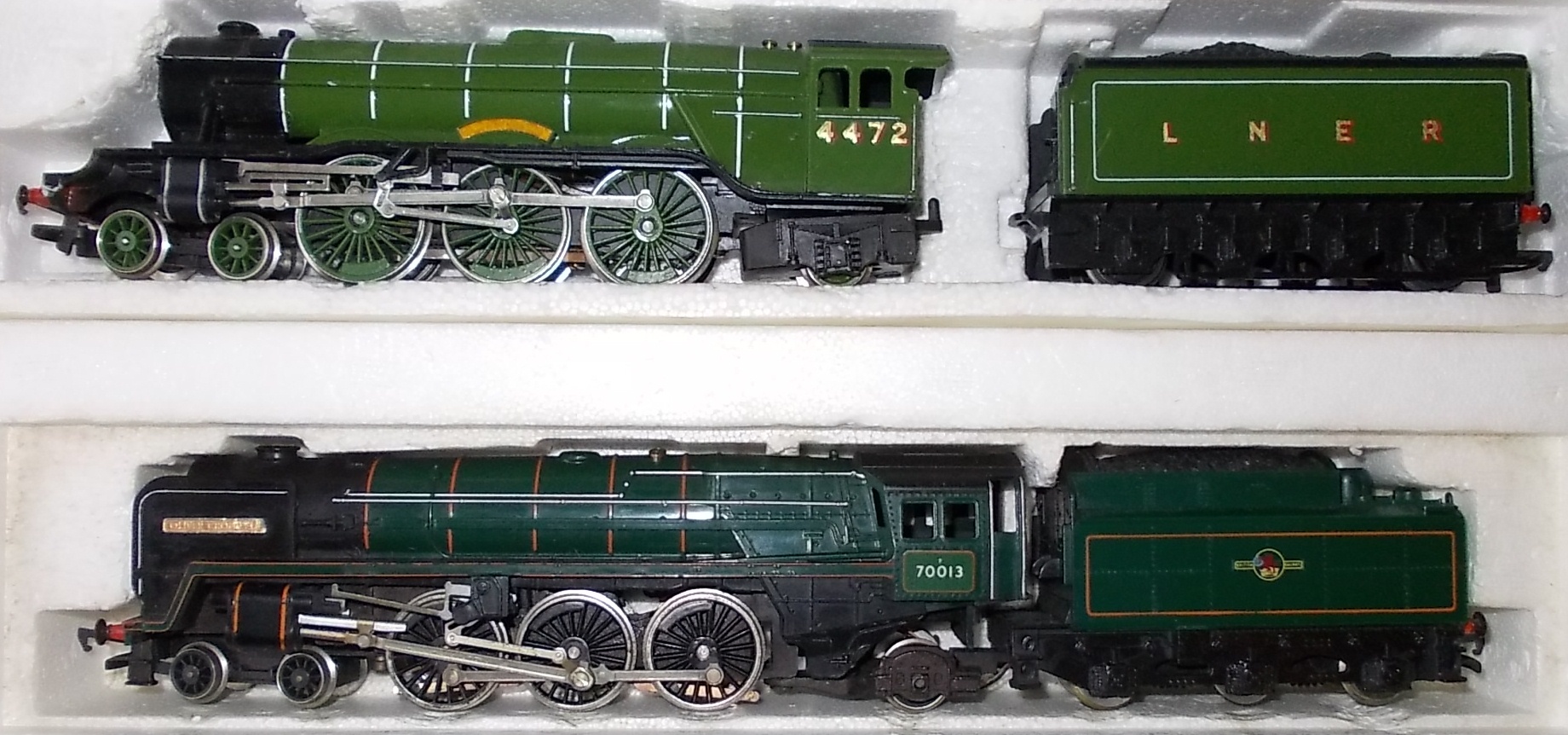 (2) Hornby Railways. 4-6-0 loco & tender. 4472 ‘Flying Scotsman’, green, L.N.E.R.; 4-6-2 loco &