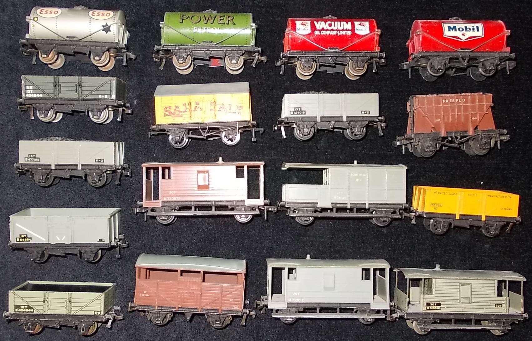 (17) Hornby Dublo. Various rolling stock. Un-boxed.