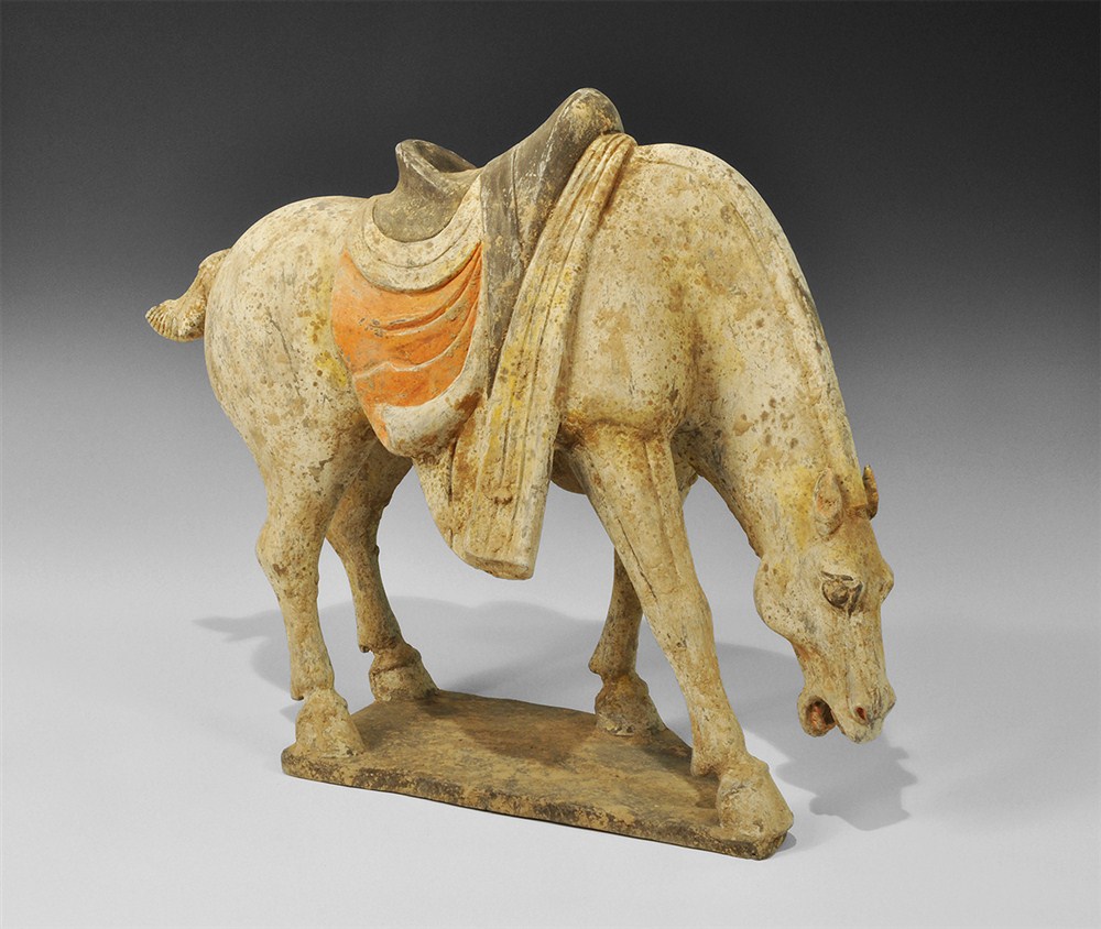 Chinese Ceramic Grazing Horse Figurine Tang Dynasty, 618-906 AD . A finely-modelled figurine of a