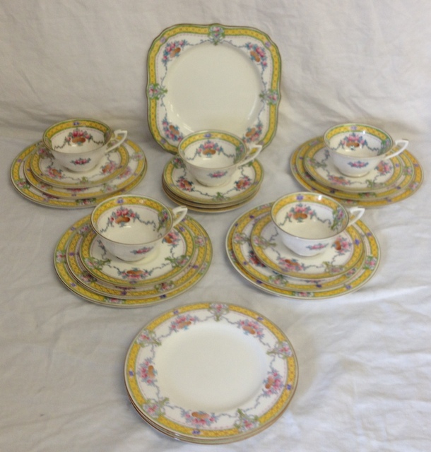 Royal Worcester part tea set, hand decorated with flowers pattern 1009, 23 pieces