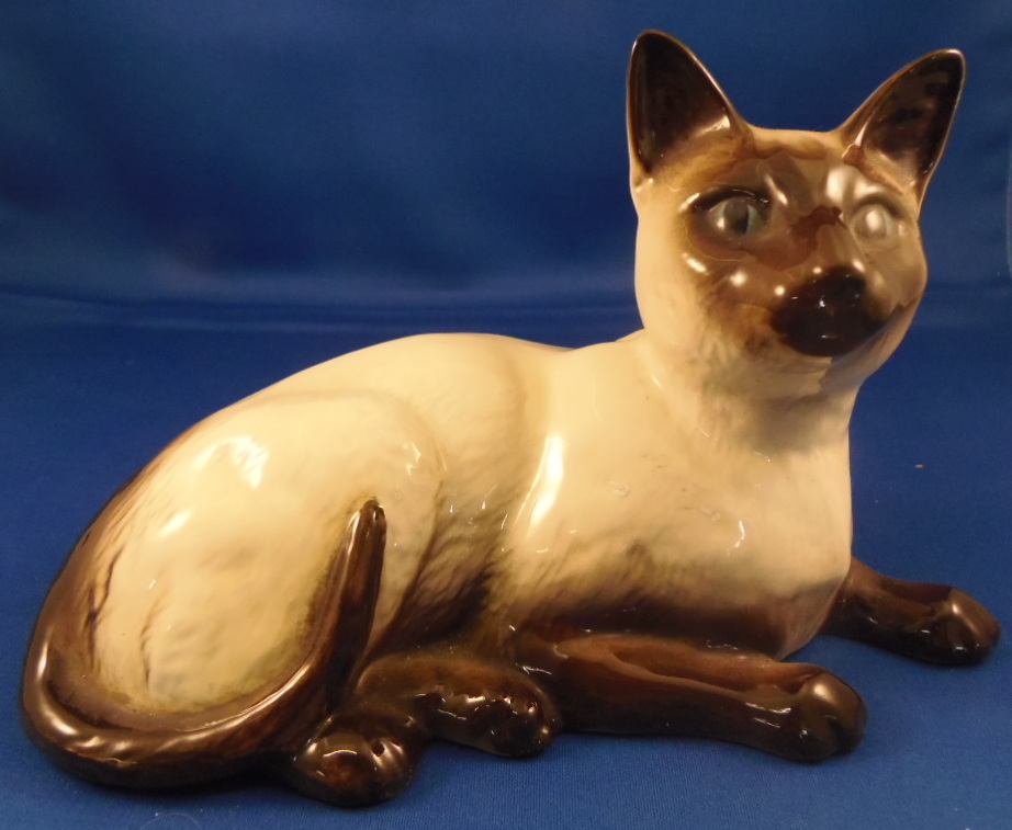 Royal Doulton model of a cat (1559).