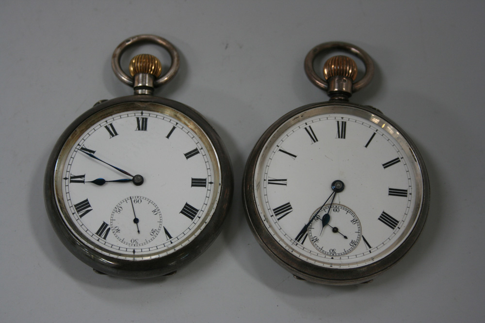 A silver cased keyless wind open-faced gentleman`s pocket watch, the gilt jewelled Swiss lever