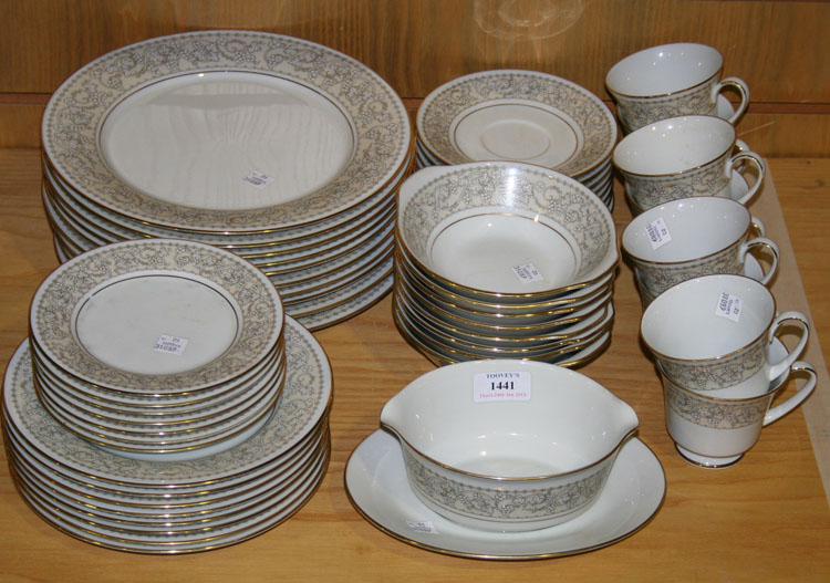 A Noritake `Bella` pattern part service, comprising ten dinner plates, eight dessert plates, seven