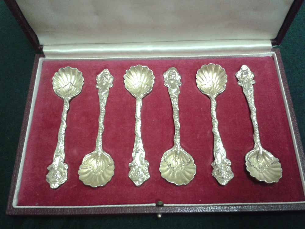 A set of 6 Hallmarked silver gilt salt spoons by Edward Farrell, London 1818. Silver mercurial