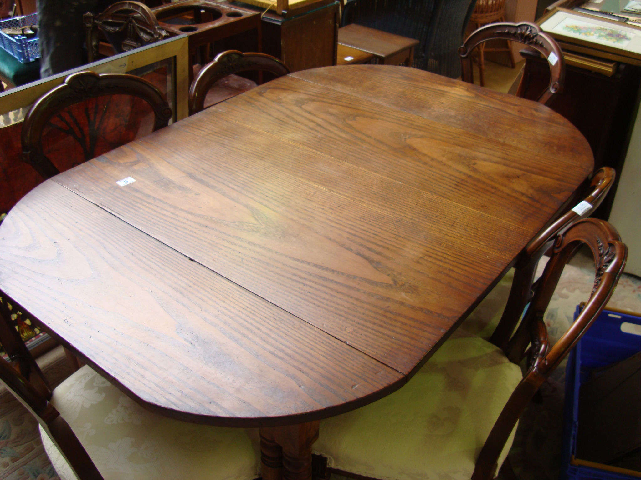 A 19thC American Red Chestnut extending dining table, with four extra leaves.