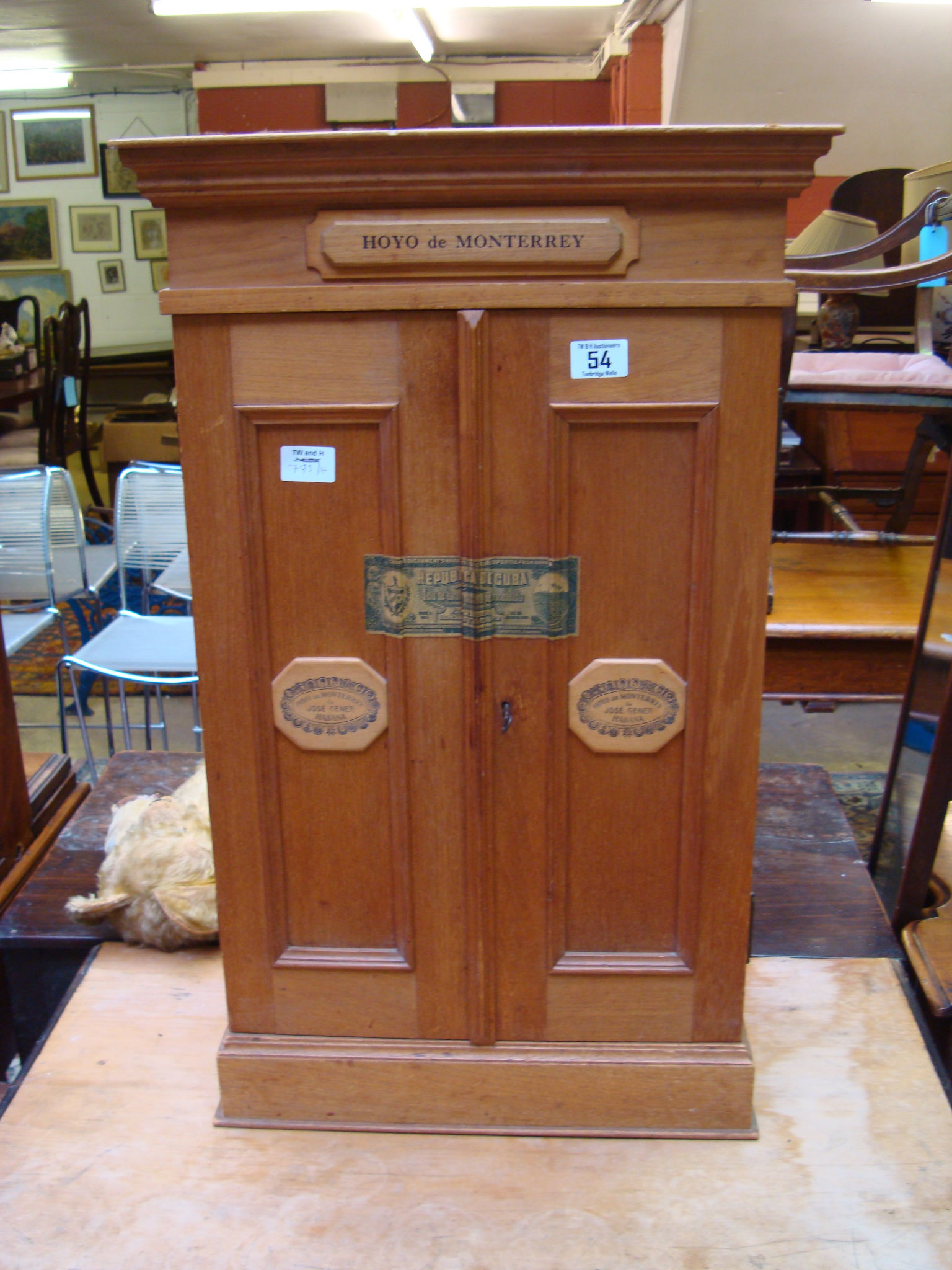 An early 20th century cedar cigar cabinet, Hoyo de Monterrey