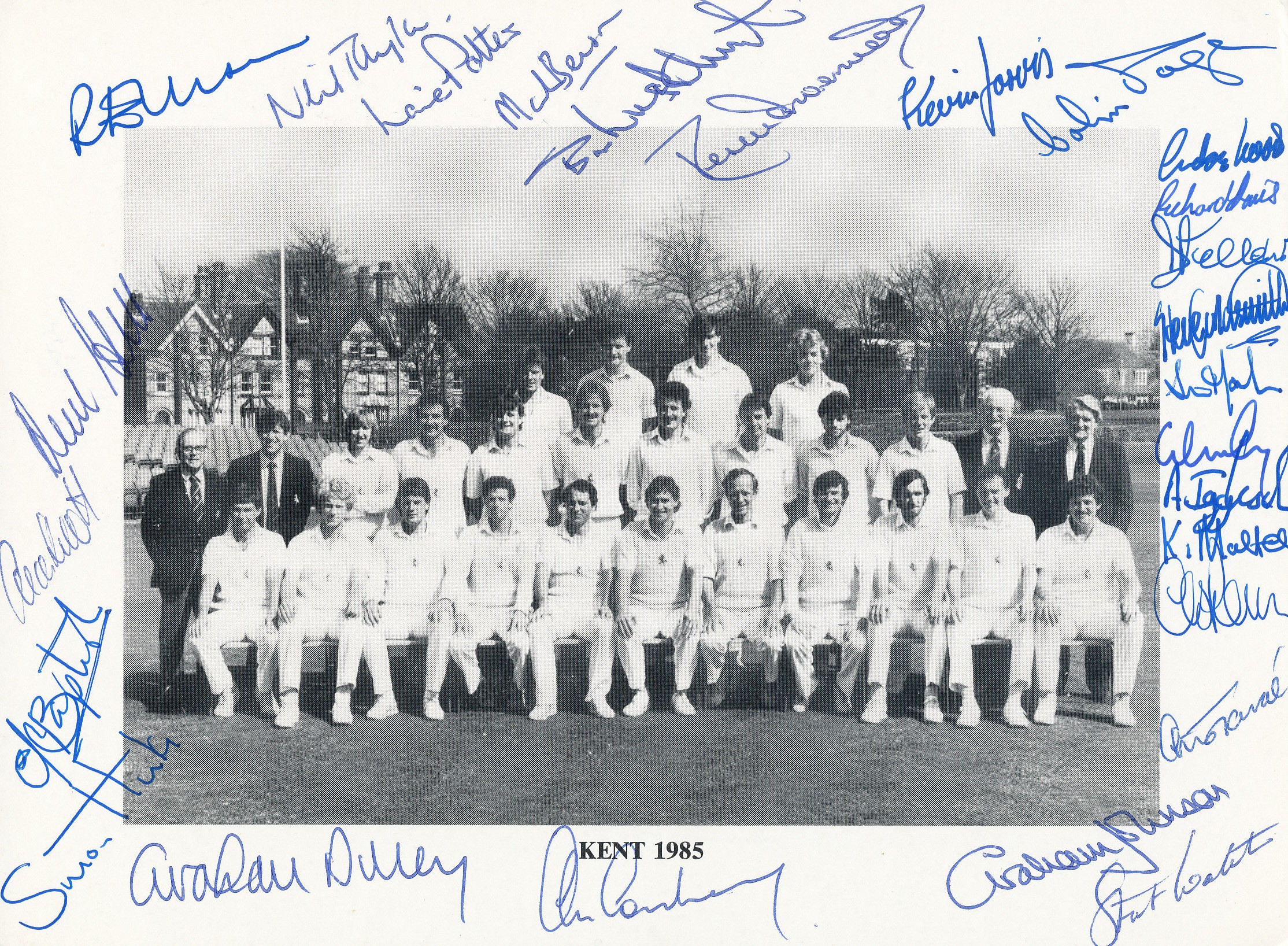 KENT, a 7.5" x 5.5" photo of the 1985 side, signed by 27 players and staff, inc Colin Cowdrey,