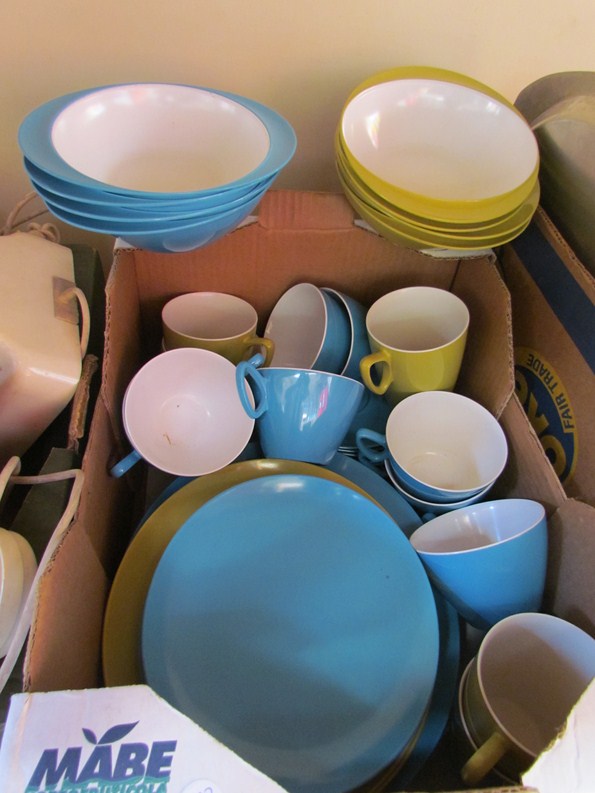 A box of assorted Melaware tea wares and bowls