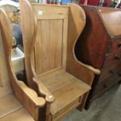 A pine Queens seat