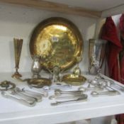 A mixed lot of plated and brass items