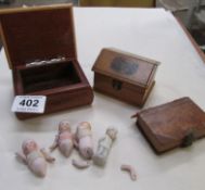 A Mauchlin ware box, 2 others and Victorian doll's house dolls a/f