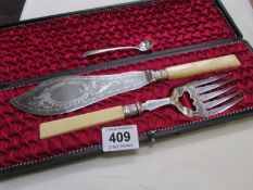 A cased pair of plated fish servers and an 1855 silver salt spoon