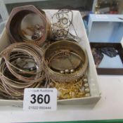 A mixed lot of yellow metal and other jewellery