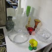 A mixed lot of glassware including art, cut and crackle