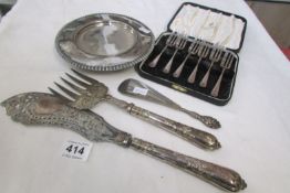 A pair of silver handled fish servers & shoe horn, cased set of plated cake forks and plated tray