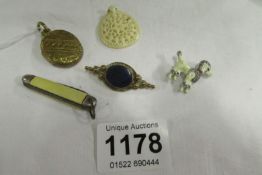 2 brooches, 2 pendants and a penknife