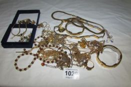 A mixed lot of yellow metal jewellery