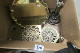 2 brass trivets, table lamp and brass tray