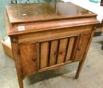 A good quality oak cabinet gramaphone