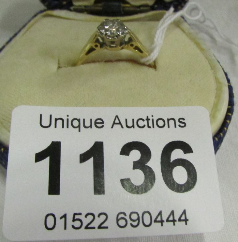 An 18ct gold ring set diamond