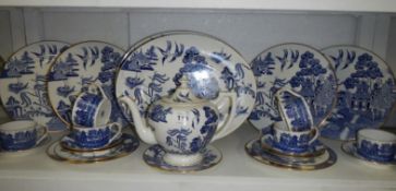 25 pieces of Coalport 'Willow' tea and dinnerware