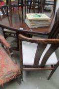 A extending mahogany dining table with 2 leaves and 6 chairs